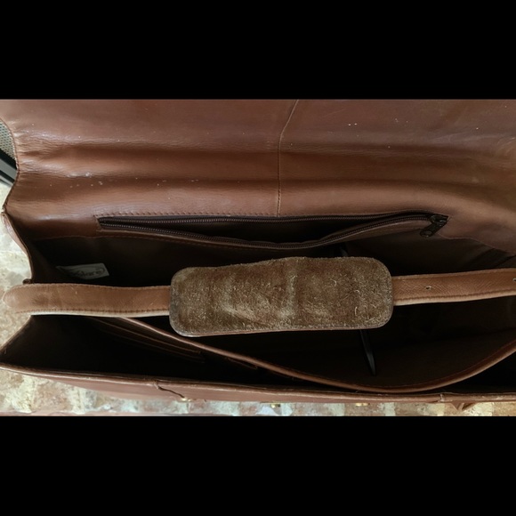 Volare Tan Leather Unisex Messenger Bag - Picture 13 of 15